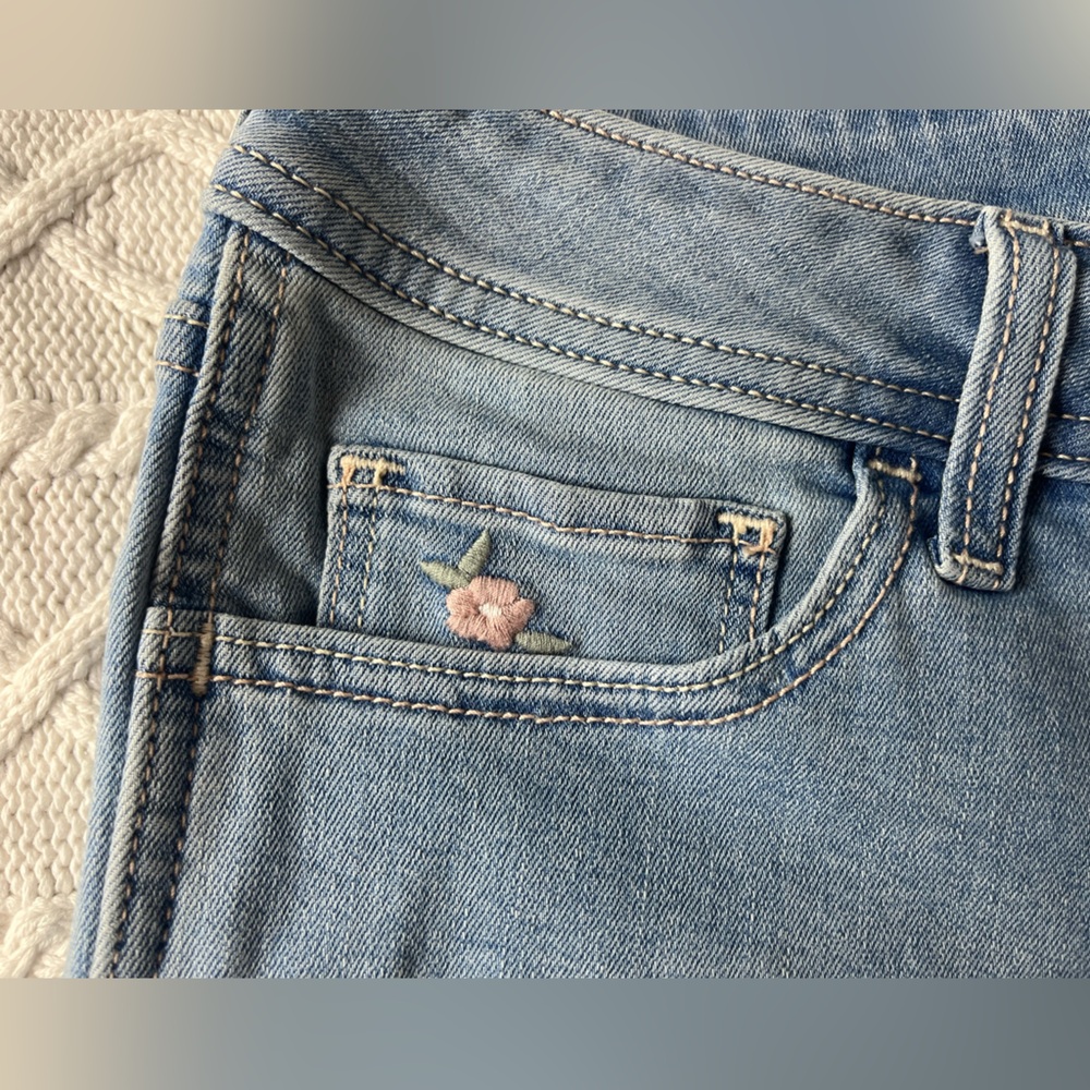 Hollister Women's Light Wash Floral Embroidered Shortie Jean Shorts Size 8 - Picture 3 of 15